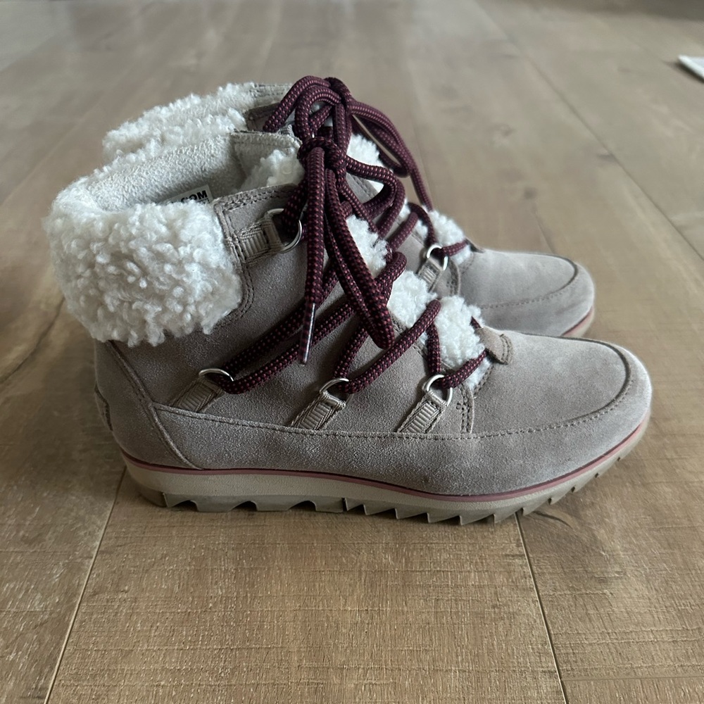 Sorel Waterproof Harlow Lace Cozy Boot. Size 7